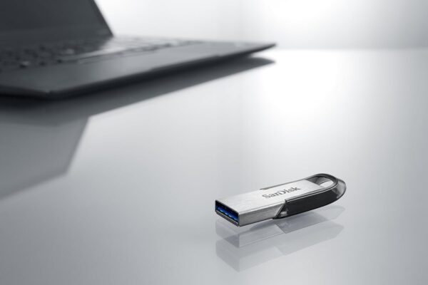 SanDisk Ultra Flair USB 3.0 , 128GB ,Black, Silver - Image 3